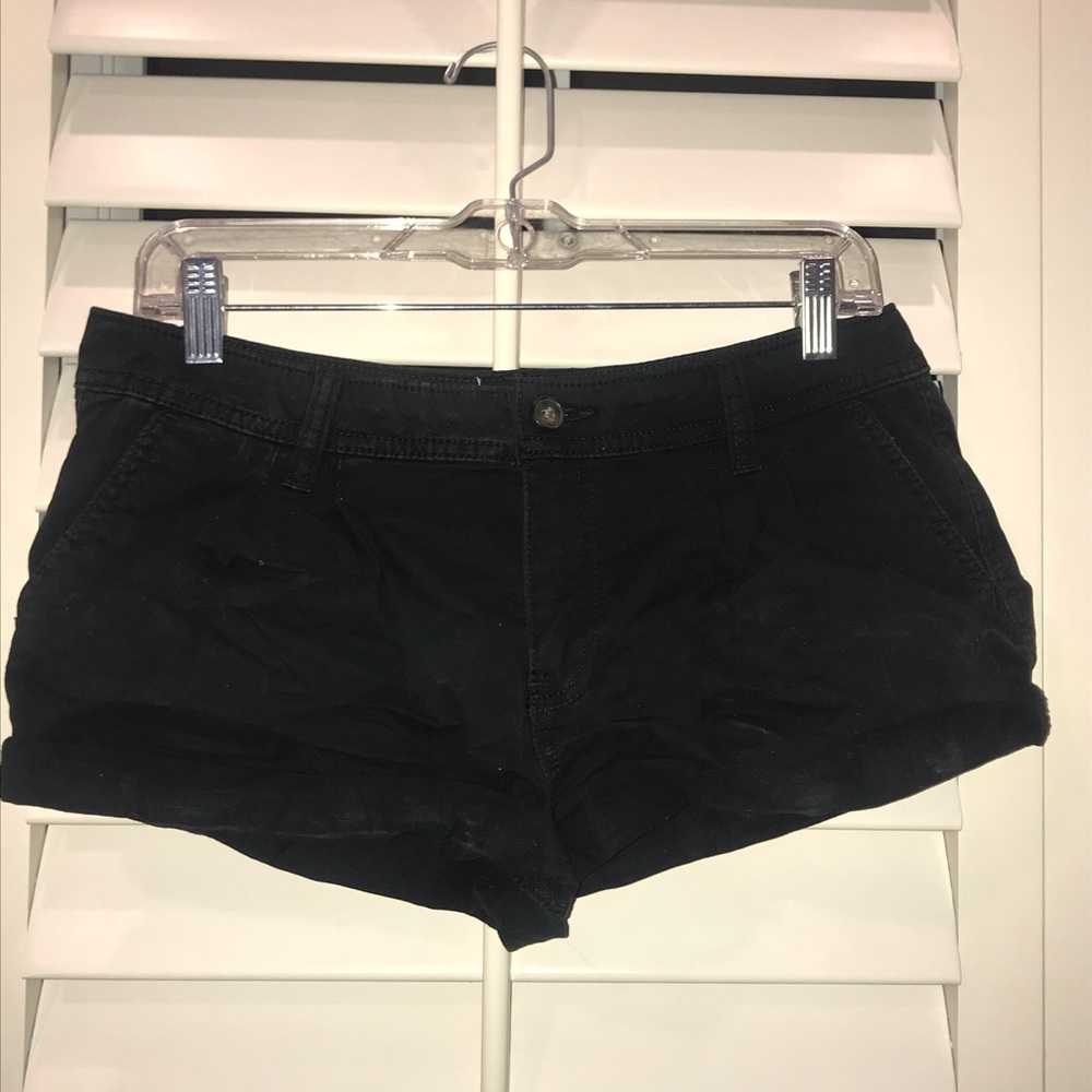 • A&F black jean shorts 🖤 •